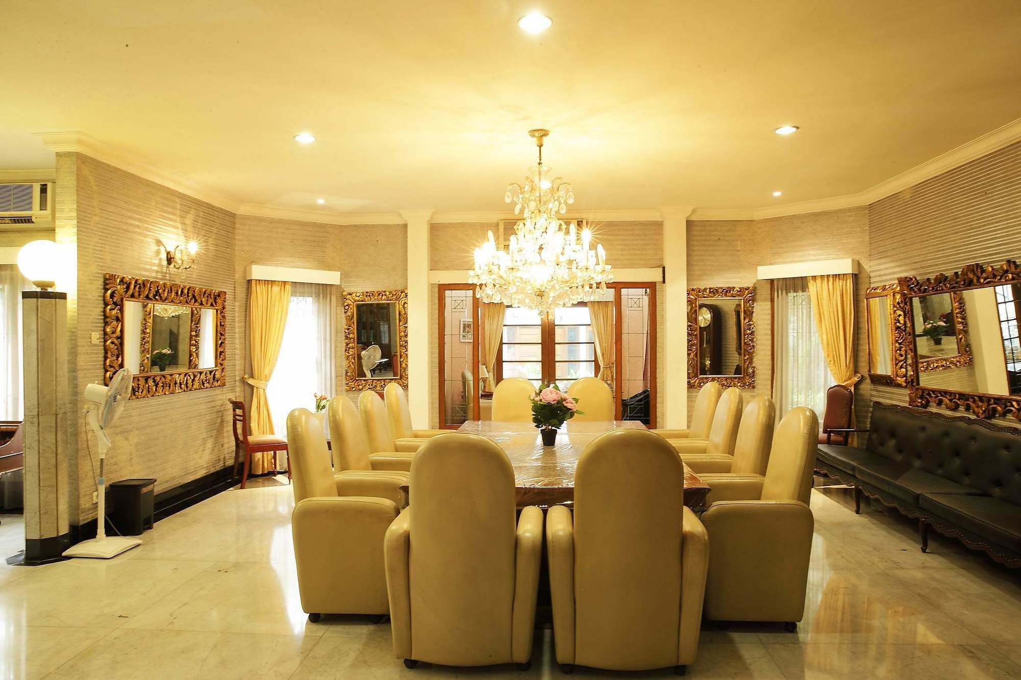 อริมบี เปชาเตน สวีท Hotel จาการ์ตา ภายนอก รูปภาพ